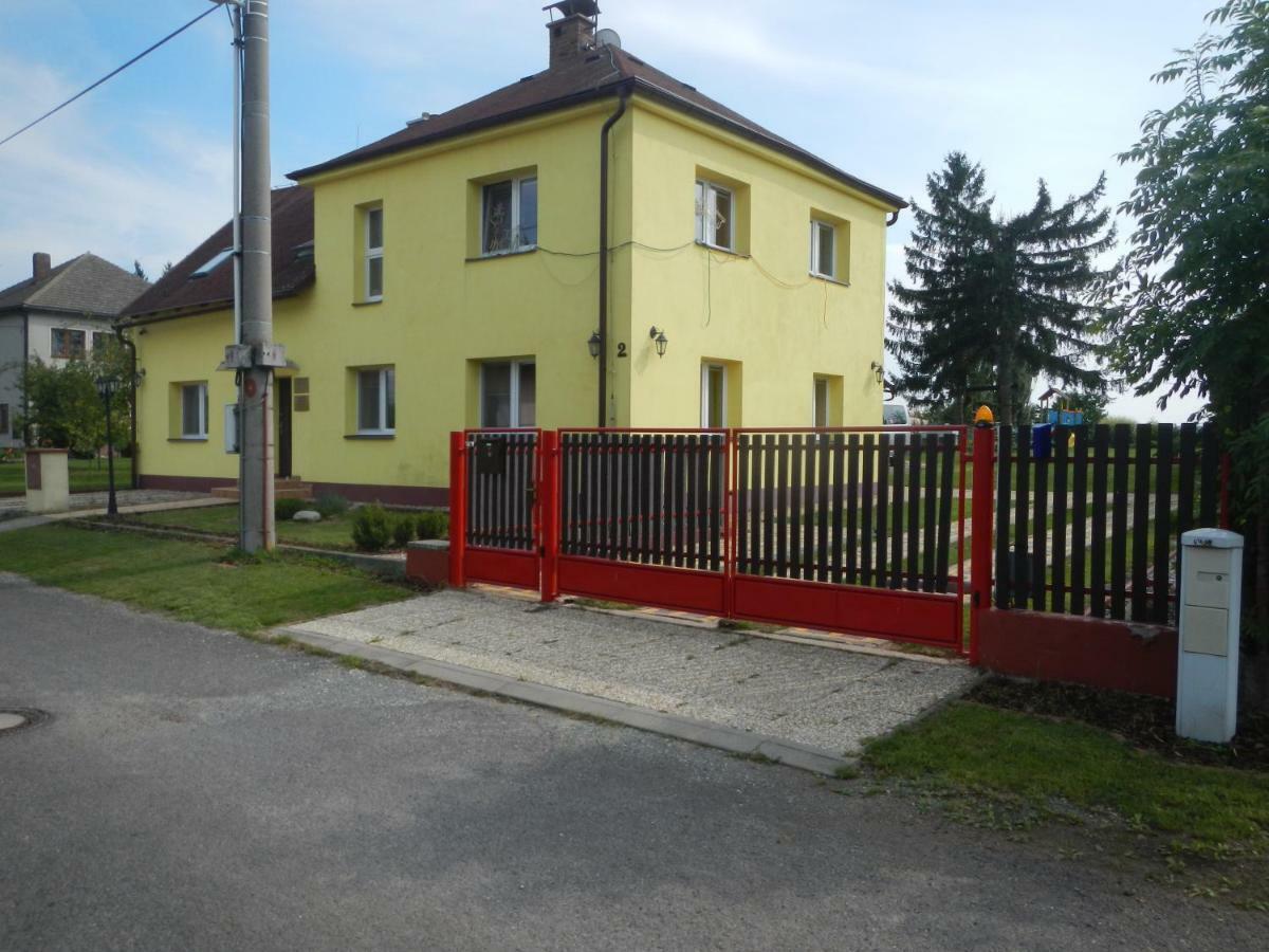 Apartmány Šárka Újezd u Hradce Králové Hradec Králové Exterior foto